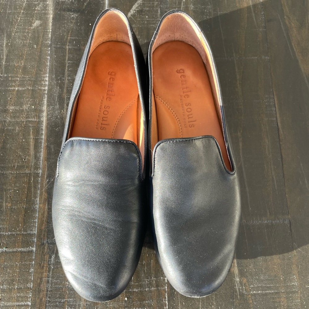 Gentle Souls by Kennth Cole. Simple black flats. SIZE 8.
